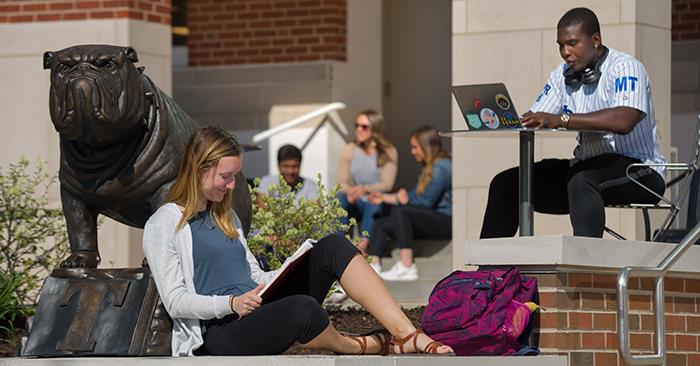 studentsonmallpatio419.jpg 